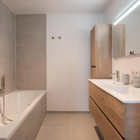 New Flat For 4 With Tremendous Sea Views 奥斯滕德